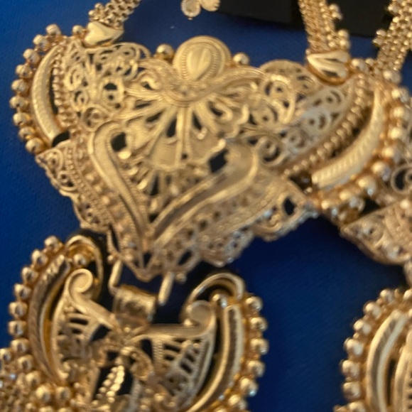 Elegant Gold Tone Dangle Earrings - Picture 3 of 11